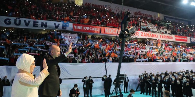 كاتبة: أردوغان يهدد حياة أنصاره بحثا عن شعبيته المفقودة