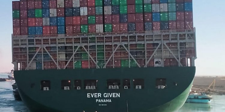 مصر.. تعويم السفينة الجانحة في قناة السويس بنجاح