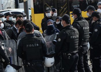 تركيا.. اعتقال رئيس جمعية حقوق الإنسان ومسؤولين بالحزب الكردي