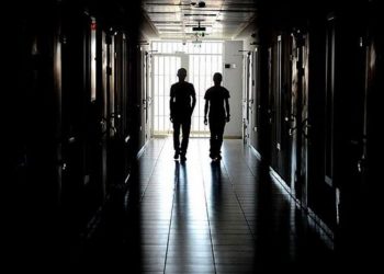 تركيا.. تقرير حقوقي يؤكد تفتيش المعتقلين عراة داخل السجون