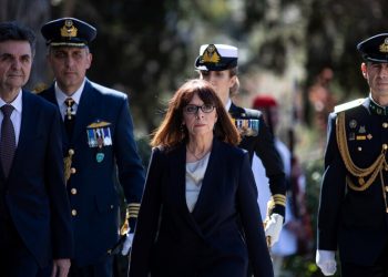 غضب واسع في اليونان من ملابس رئيسة البلاد “كاترينا”