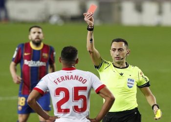 لماذا سيحمل الحكام صافرات برتقالية في مباريات “الليغا”؟