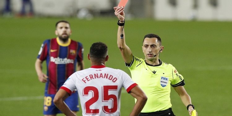 لماذا سيحمل الحكام صافرات برتقالية في مباريات “الليغا”؟