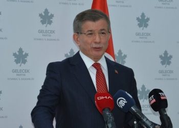 داود أوغلو للإعلام اليوناني: أردوغان يبعد تركيا عن الاتحاد الأوروبي