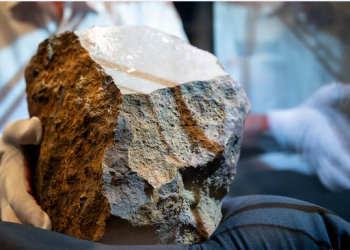 خبراء فرنسيون: نيزك الجزائر عمره 4.5 مليار سنة