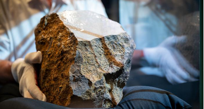 خبراء فرنسيون: نيزك الجزائر عمره 4.5 مليار سنة