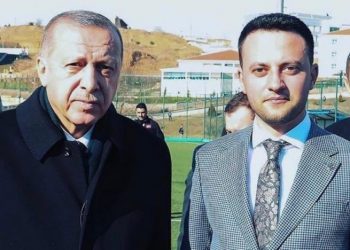 كاتب تركي: يرفعون شارة “رابعة” ويعيشون حياة فرعون!