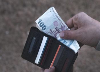 تبخر الزيادة في مرتبات موظفو الخدمة المدنية والمتقاعدون