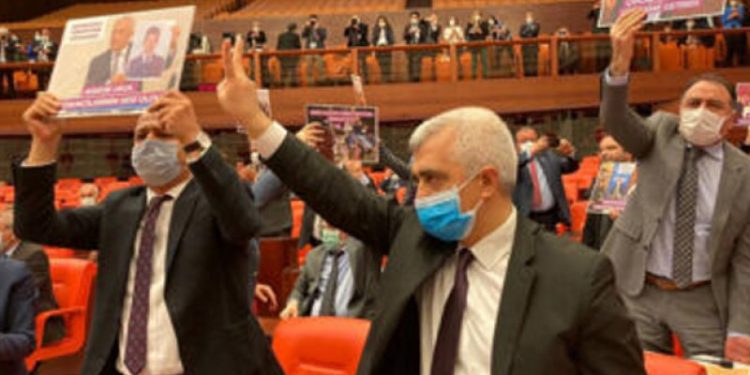 تركيا.. جرجرلي أوغلو يرفض مغادرة البرلمان