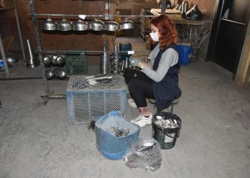 تركيا.. شابة جامعية تعمل بورشة معادن