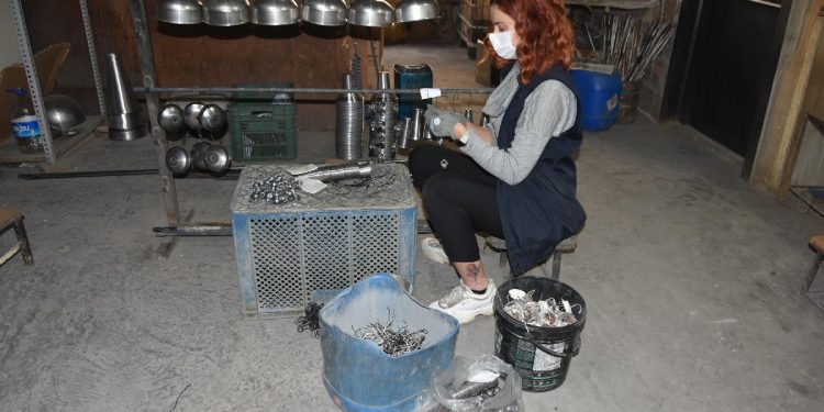 تركيا.. شابة جامعية تعمل بورشة معادن