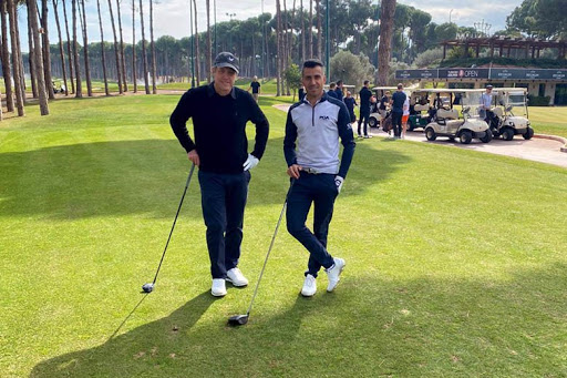 النجم البريطاني هيو غرانت يقضي عطلته بولاية أنطاليا التركية