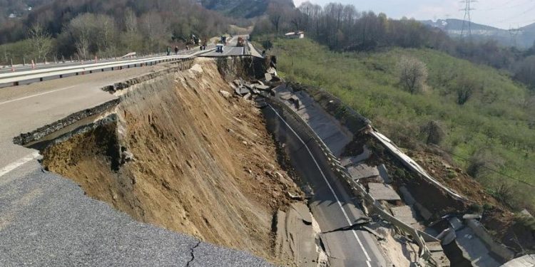 تركيا.. انهيار طريق سريع شيدته شركة مقربة من أردوغان