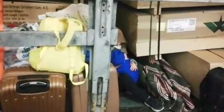 زوجان تركيان وطفلهما بمقطورة شاحنة هربًا من بطش أردوغان