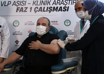 تركيا.. وزير الصناعة يحصل على لقاح كورونا المحلي