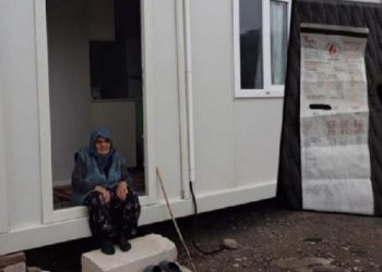 تركيا.. قطع الكهرباء عن مسنة تركية تعيش في حاوية!