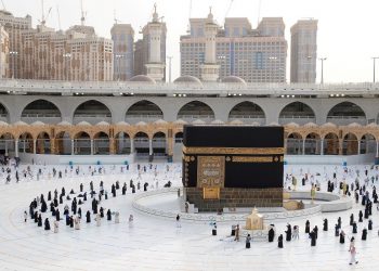 شروط العمرة والصلاة بالمسجد الحرام وزيارة المدينة المنورة