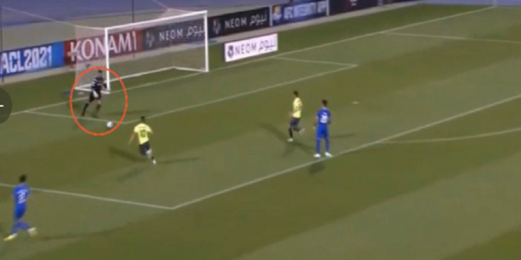 حارس الهلال السعودي المعيوف يرتكب خطأ “كوميديا” في دوري أبطال آسيا (فيديو)