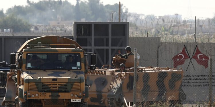 طائرة حربية تقصف قاعدة للقوات التركية شمال سوريا