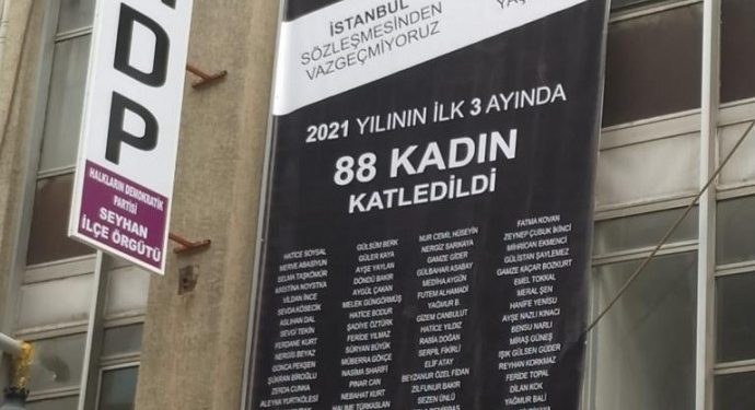 تركيا.. الشرطة التركية تزيل لافتات تعارض العنف ضد المرأة