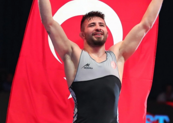 المصارع التركي سليمان أطلي يفوز بذهبية في بطولة أوروبا 