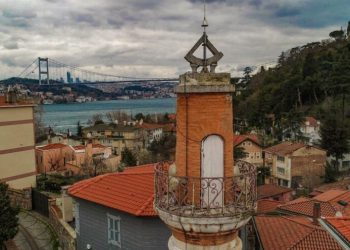 مئذنة تاريخية عمرها 447 في إسطنبول تبهر السياح