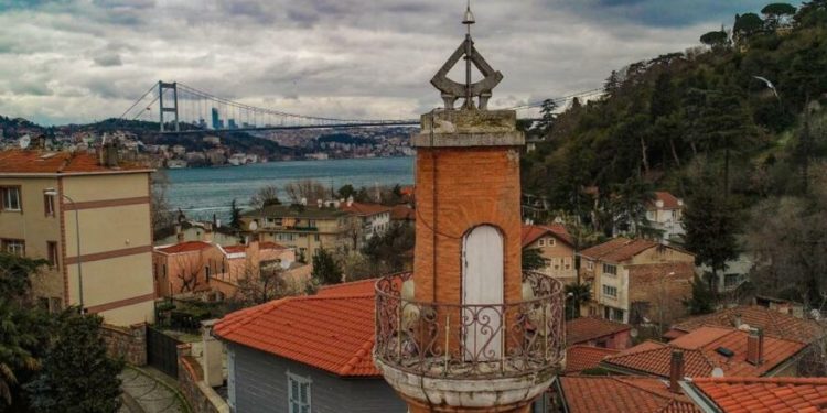 مئذنة تاريخية عمرها 447 في إسطنبول تبهر السياح