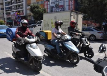 مهندسون ومدرسون أتراك يعملون بوظيفة “دليفري”