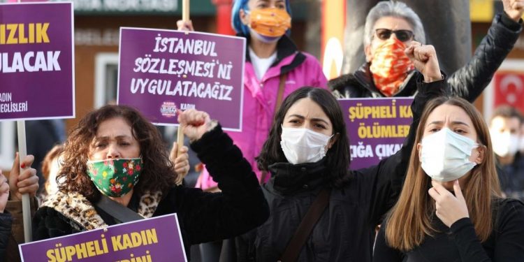 مقتل أكثر من 25 امرأة بعد انسحاب تركيا من اتفاقية إسطنبول