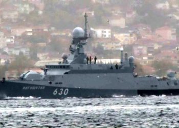 سفينة حربية روسية تعبر البسفور.. روسيا تحشد سفنها في البحر الأسود