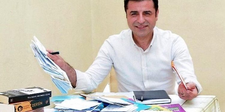 دميرطاش: يجب إغلاق حزب العدالة والتنمية