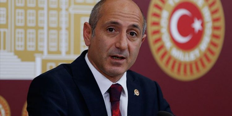 برلماني تركي: وزيرة التجارة اشترت معقمات للوزارة من شركتها