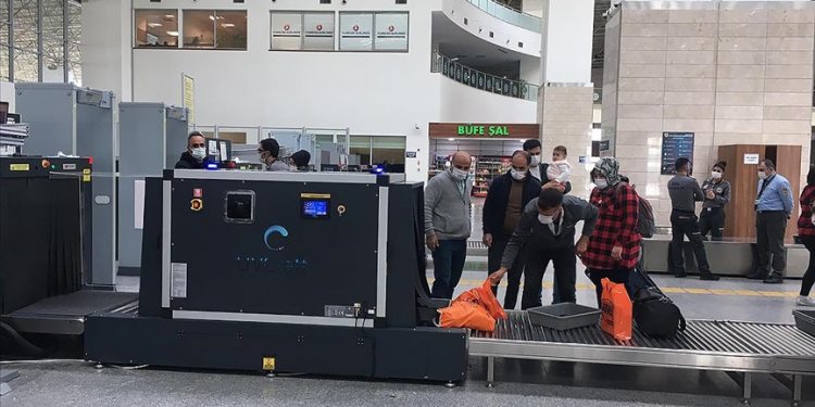 تركيا تعقم مطاراتها بالأشعة فوق البنفسجية