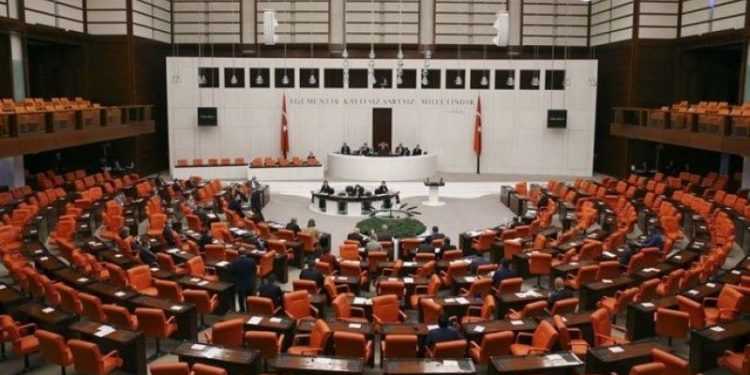 تركيا.. مذكرات جنائية لإسقاط الحصانة البرلمانية عن نواب أكراد