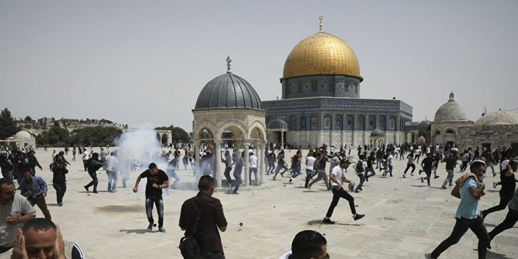جيش الاحتلال يقتحم المسجد الأقصى ويهاجم المصلين بقنابل الصوت