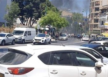 مقتل إسرائيلي وإصابة آخرين إثر سقوط صواريخ بمحيط “تل أبيب”
