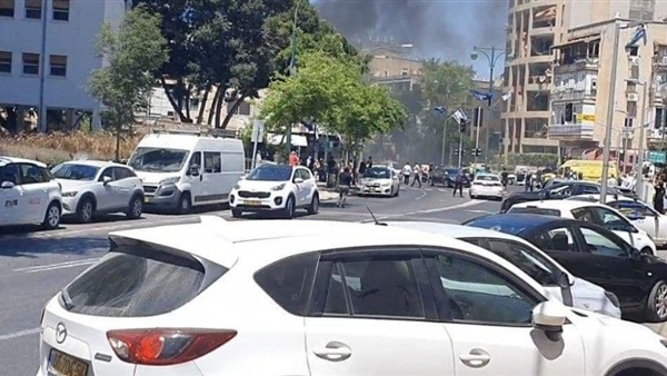 مقتل إسرائيلي وإصابة آخرين إثر سقوط صواريخ بمحيط “تل أبيب”