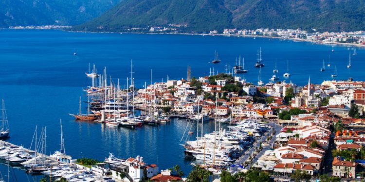 تركيا.. الشرطة تتغاضى عن السياح وتغرم المواطنين بشواطئ موغلا