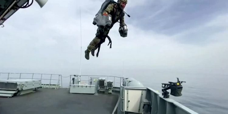 البحرية البريطانية تختبر “البدلة الطائرة”