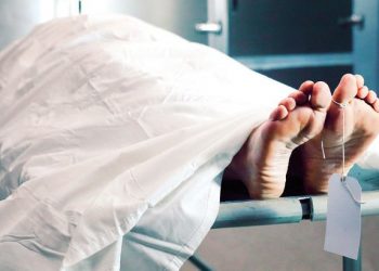 رجل هندي يعود إلى منزله بعد أسبوع من جنازته!!