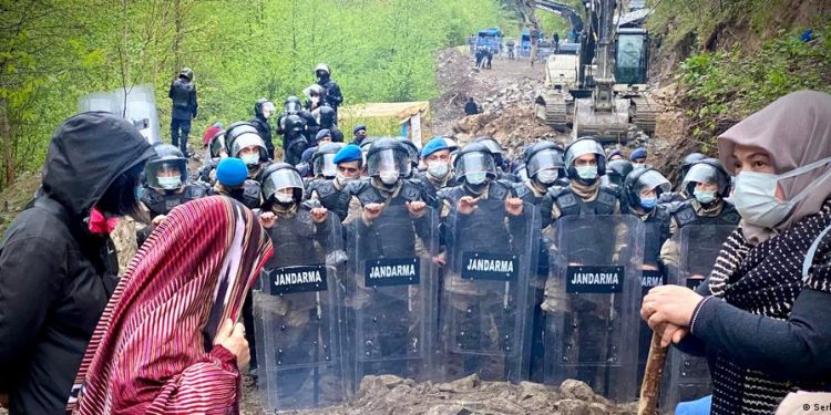 تركيا.. حظر التظاهر في ولاية ريزا ضد مشروع ضار بالبيئة