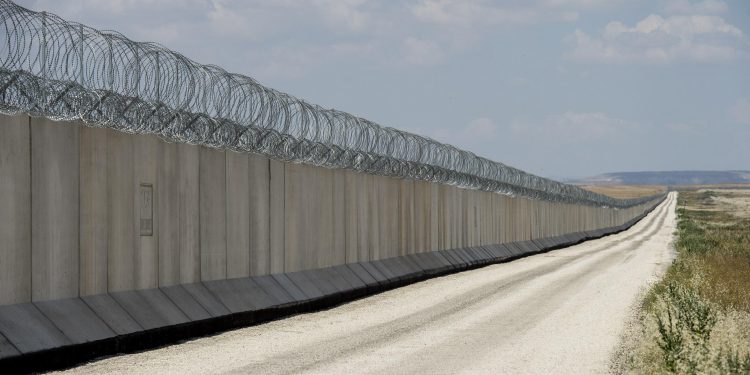 تركيا تنتهي من الجدار العازل على حدودها مع سوريا