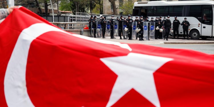 السلطات التركية تمنع تصوير عناصر الشرطة أثناء الاحتجاجات