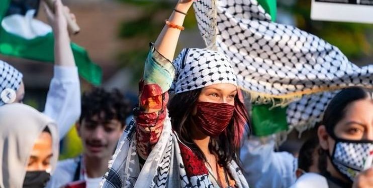 بيلا حديد تشارك بمسيرة لدعم فلسطين