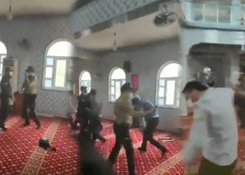 شرطة أردوغان تطرد مصلين من المسجد