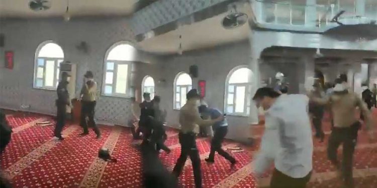 شرطة أردوغان تطرد مصلين من المسجد