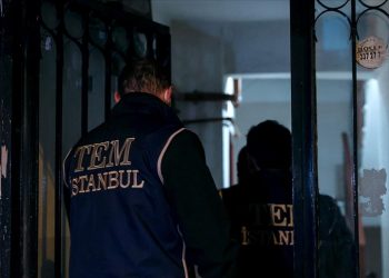 تركيا.. حملات أمنية ضد عسكريين في 9 ولايات