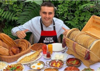 الشيف التركي بوراك يحضّر كنافة بعلم فلسطين
