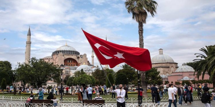 بعد إغلاق عام لمواجهة كورونا.. تركيا تعود تدريجيًّا إلى الحياة الطبيعية