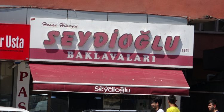 تركيا: سسلسلة حلويات تطلب تعويضًا من الحكومة بعد تبرئته من الإرهاب